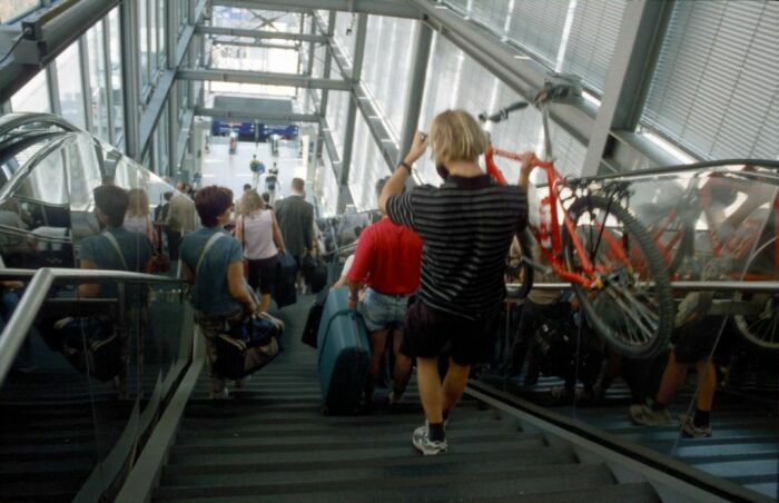 die Rolltreppe ist kaputt - also müssen wir tragen