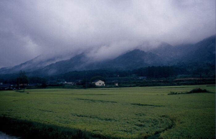 aufgrund der hohen Luftfeuchtigkeit hängen die Wolken sehr schwer