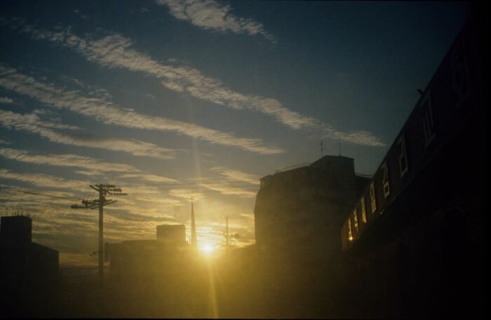 Sonnenaufgang durch das Hotelzimmer