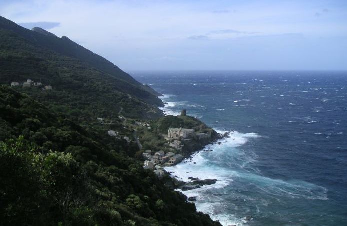 idyllisches Dorf am Meer