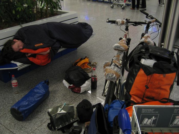 Mäfju ruht sich vor dem Flug aus