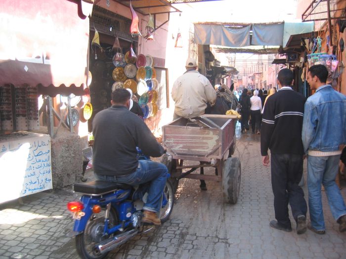 enge Gasse im Touristen-Suqs 