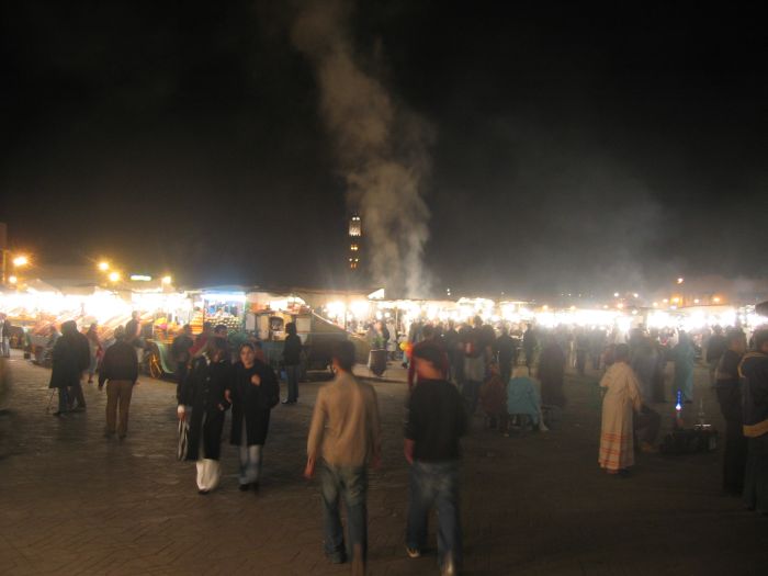 am Abend ist auf dem Platz der Gehängten viel los