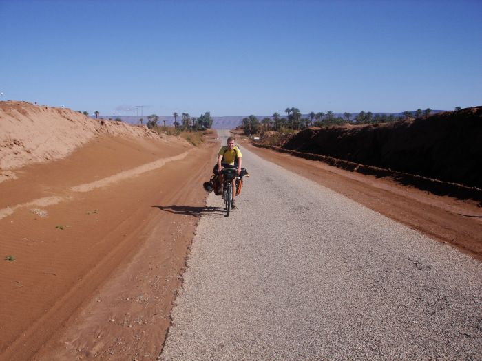 die Straße wurde schmaler und der Sand höher