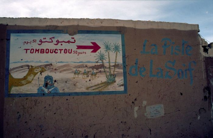 bekanntes Schild: 50 Tage mit der Karawane durch die Wüste