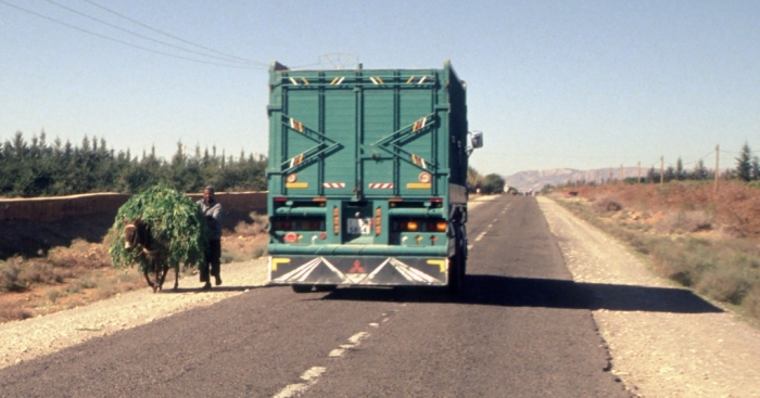 dieser Transporter hält großen Sicherheitsabstand von uns