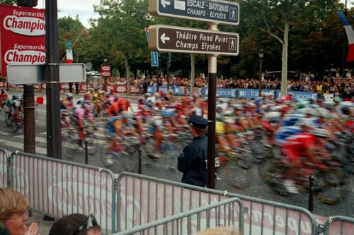 das Tourfeld auf der Champs Elysèes