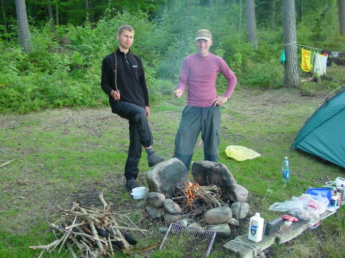 Conrad und Robert zeigen stolz ihre gesammelten Stöcker