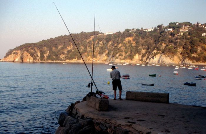 ein Angler am Mittelmeer