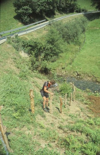 Mäfju holt Wasser an einem Berbach