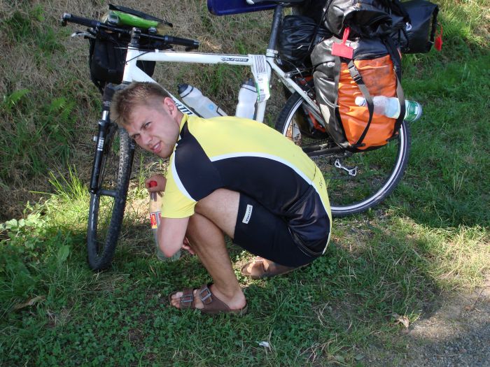 Conrad füllt seine Flasche am Col d´Osquich nach