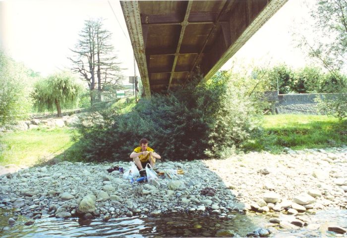 Mittagspause im Schatten der Brücke