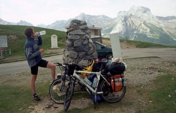 Mäfju nimmt einen tiefen Schluck am Col d´ Aubisque