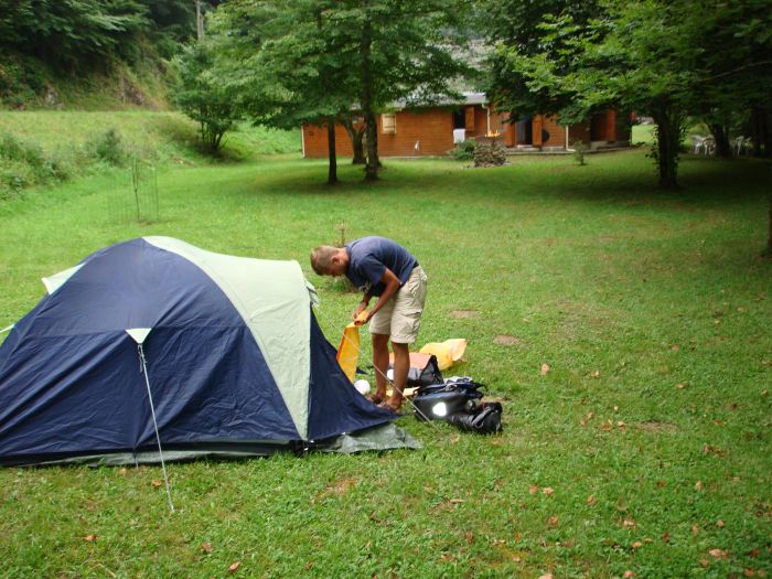 Conrad mit Zelt auf der Wiese unserer Gastgeber