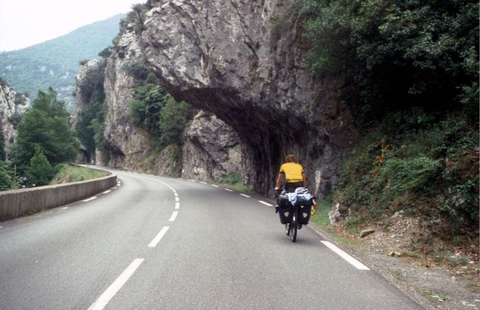 interessante Fahrt durch eine enge Schlucht