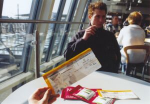 warten vor dem Flug ... das Ticket in der Hand 