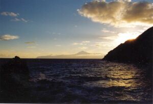 Conrtad fotografiert die Bucht (im Hintergrund La Gomera)
