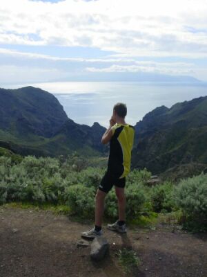 Conrtad fotografiert die Bucht (im Hintergrund La Gomera)